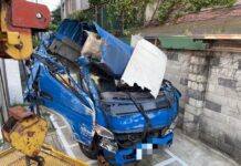 貨車凌晨撞公車站 冷凍食品散落一地