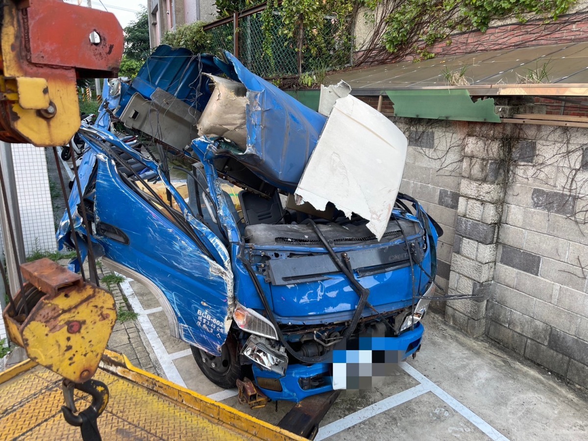 貨車凌晨撞公車站 冷凍食品散落一地 S 4342211 0