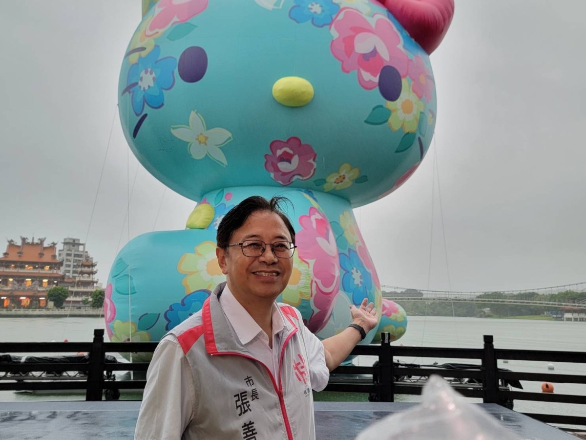 世客博亮點水上裝置!16米高「客家花布Kitty」龍潭大池登場 S 492560438 0