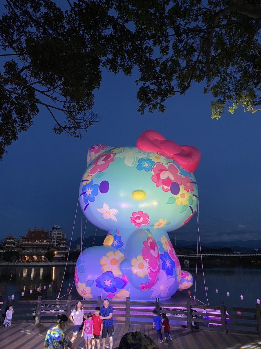 世客博亮點水上裝置!16米高「客家花布Kitty」龍潭大池登場 S 492560445 0 scaled