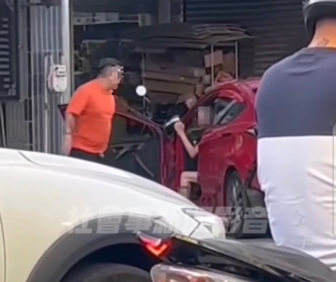 【有片】不爽被超車!兩男當街砸車、打人兇狠畫面曝 S 5144658