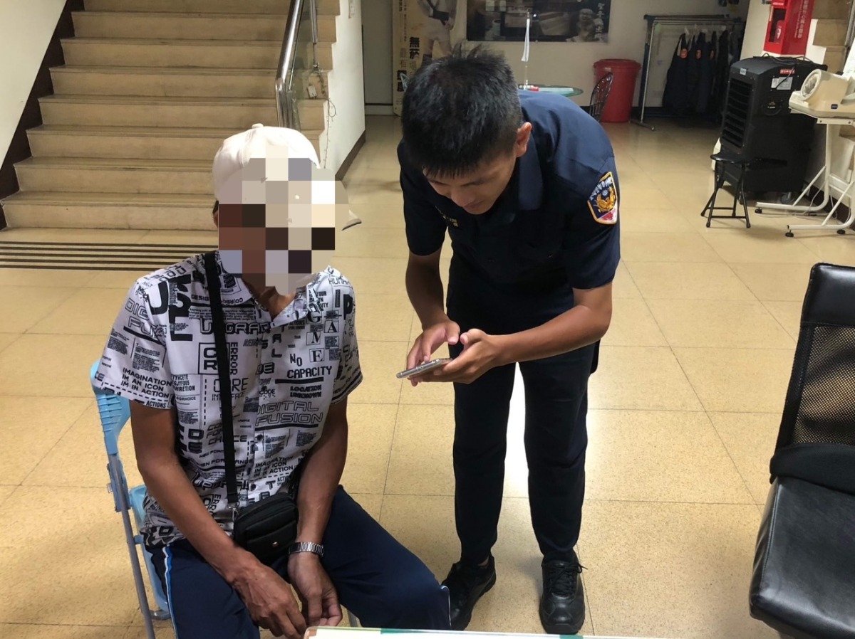 7旬翁凌晨獨自外出喊餓 龍警自掏腰包助果腹 S 7012422 0