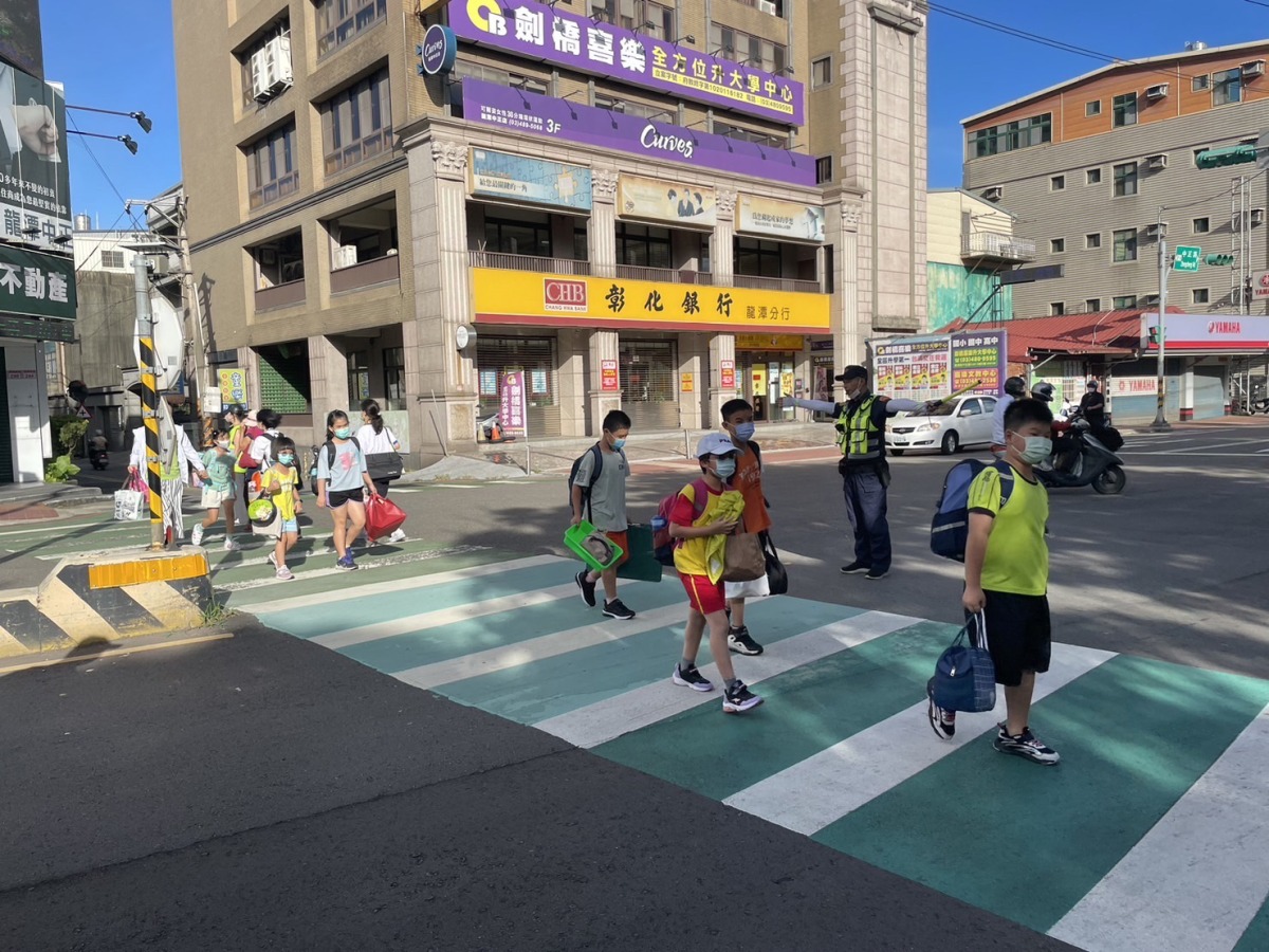 開學日!龍警前進校園周邊 加強巡邏治安死角 S 7266613 0