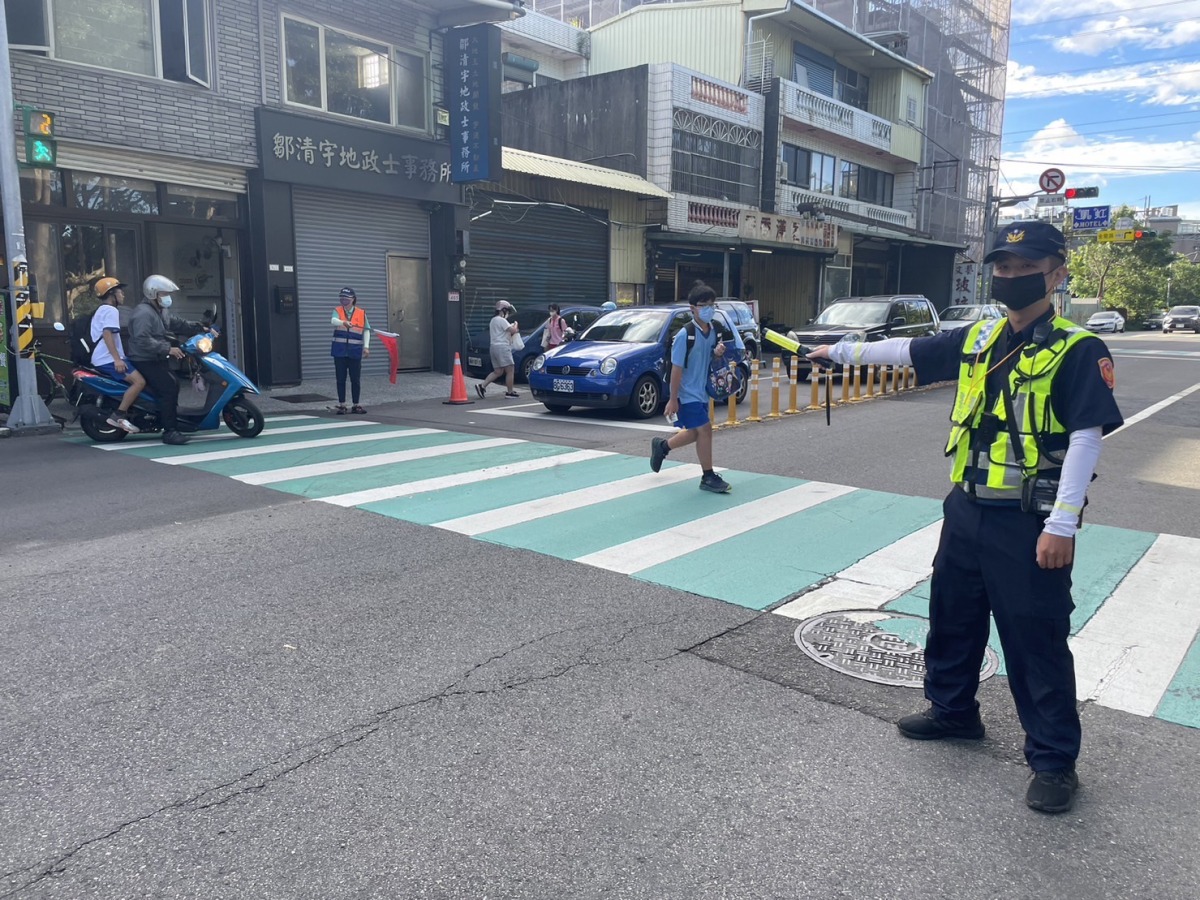 開學日!龍警前進校園周邊 加強巡邏治安死角 S 7266616 0