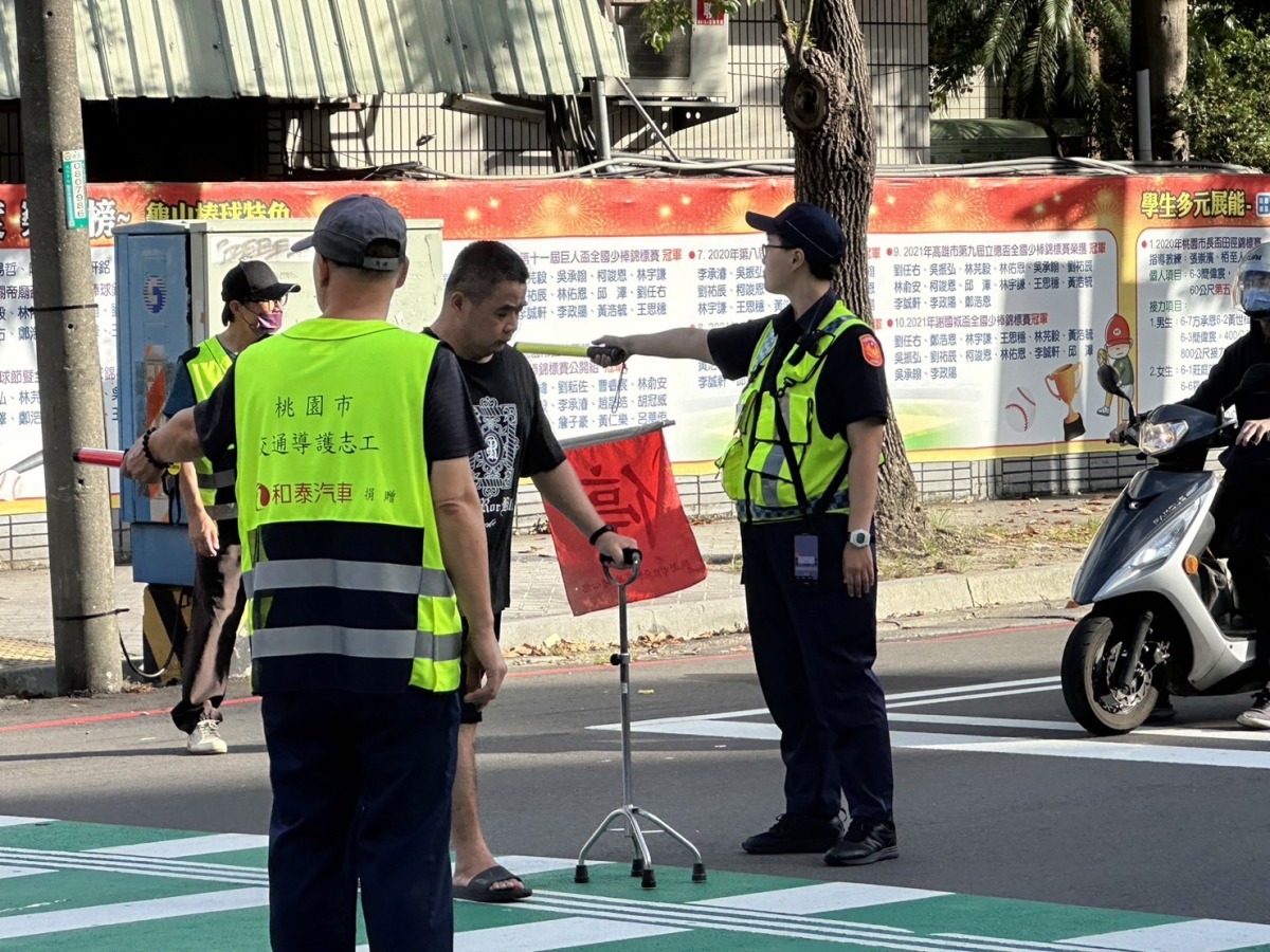 龜山警攜手導護志工 上學尖峰時段加強交通疏導 S 74416152 0