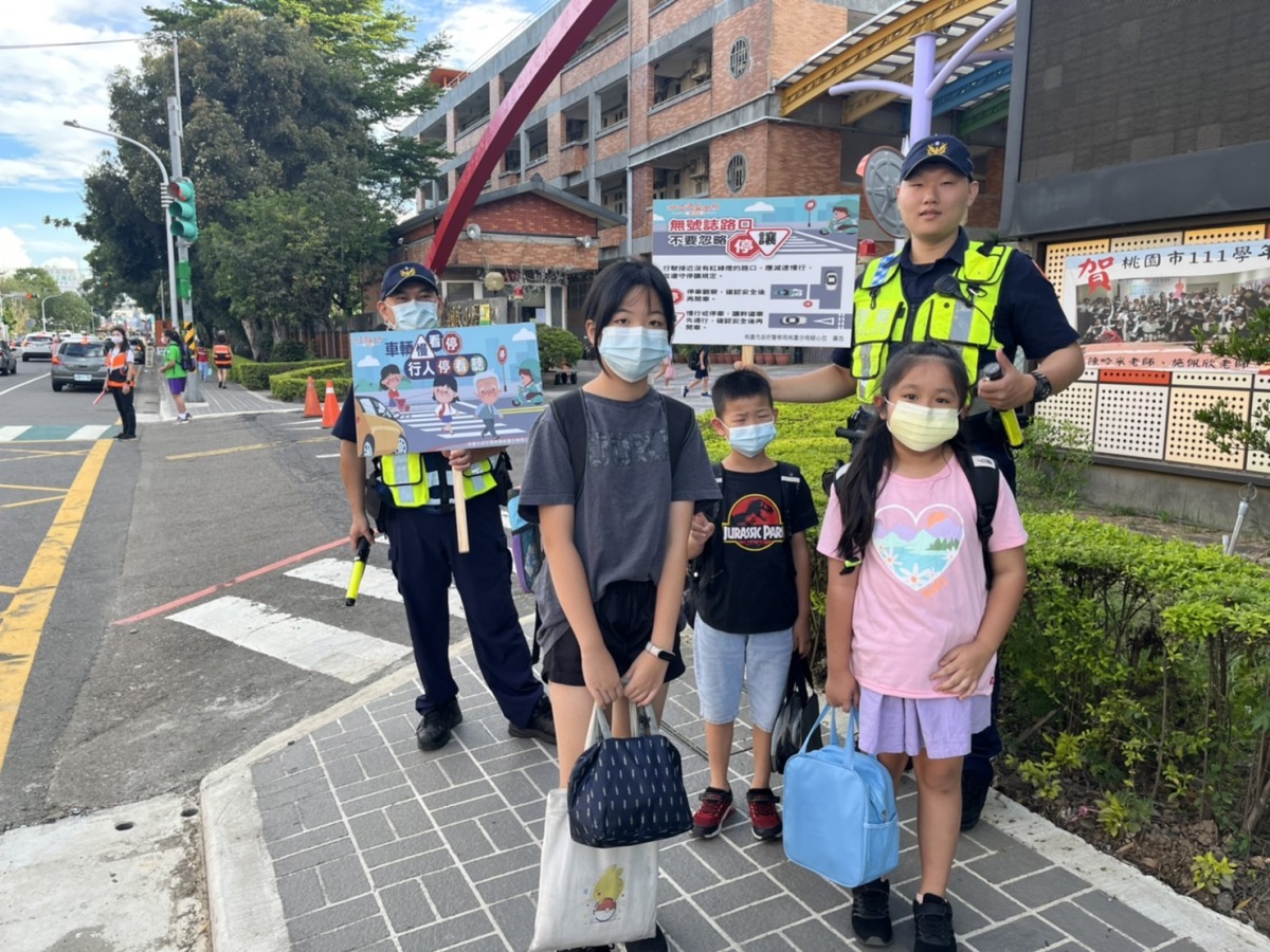 開學啦!桃警擴大「交通安全月」宣導加強護童勤務 S 82821139