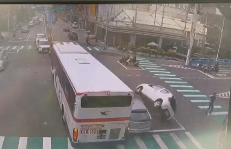【有片】疑為閃避左轉公車 自小客被撞「翹孤輪」險翻車 Snapshot0