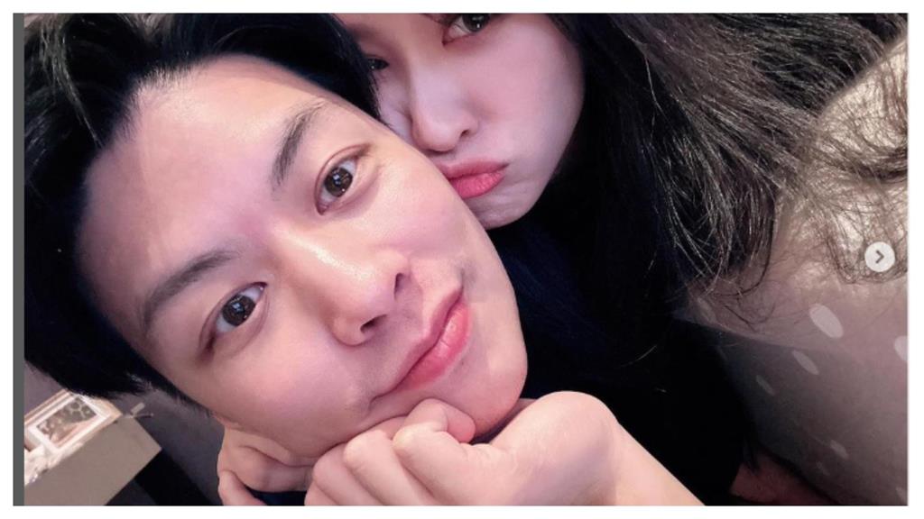 Sandy七夕睡死驚醒後發現「這個東西」!甜曬恩愛