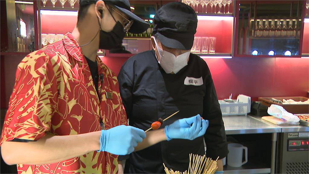 人力缺口創新高 餐飲龍頭帶長輩體驗餐廳作業