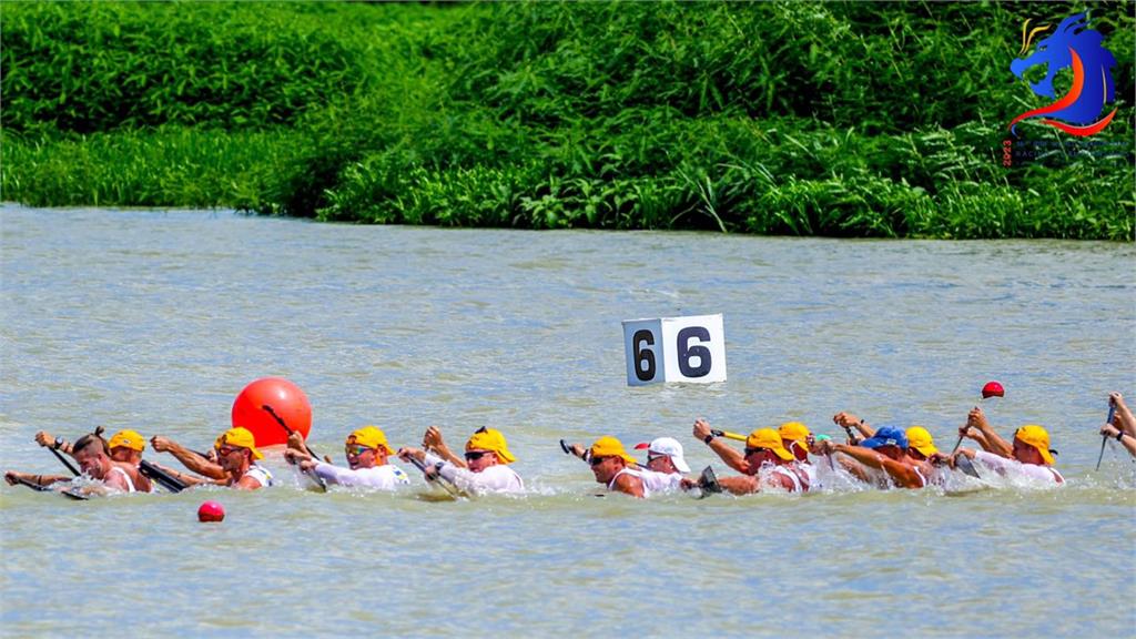 烏克蘭隊划龍舟「險滅頂」 堅持完賽獲全場喝采