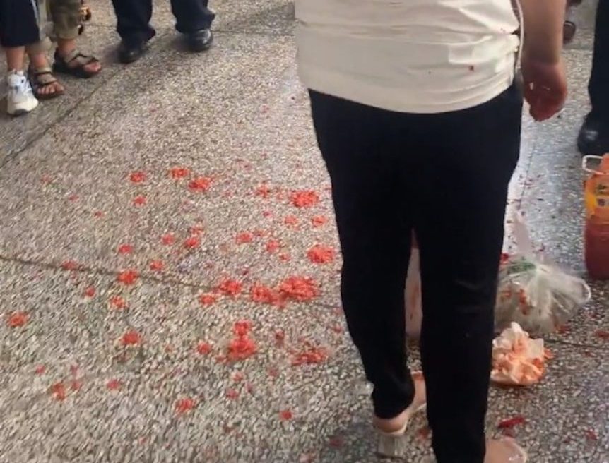 自製辣椒醬突爆炸 客運站如「命案現場」被染紅