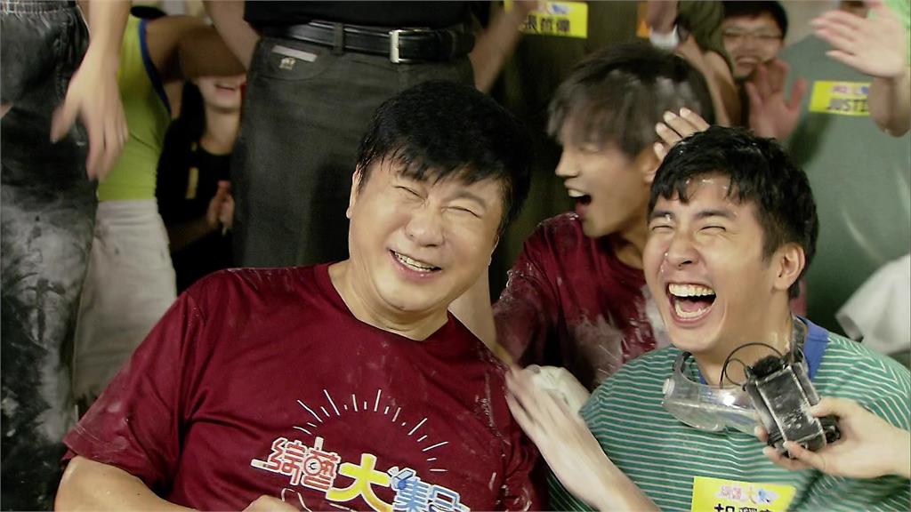 胡瓜抓胡釋安挑戰遊戲反而被整!跪在麵粉堆頭撞氣球笑歪眾人