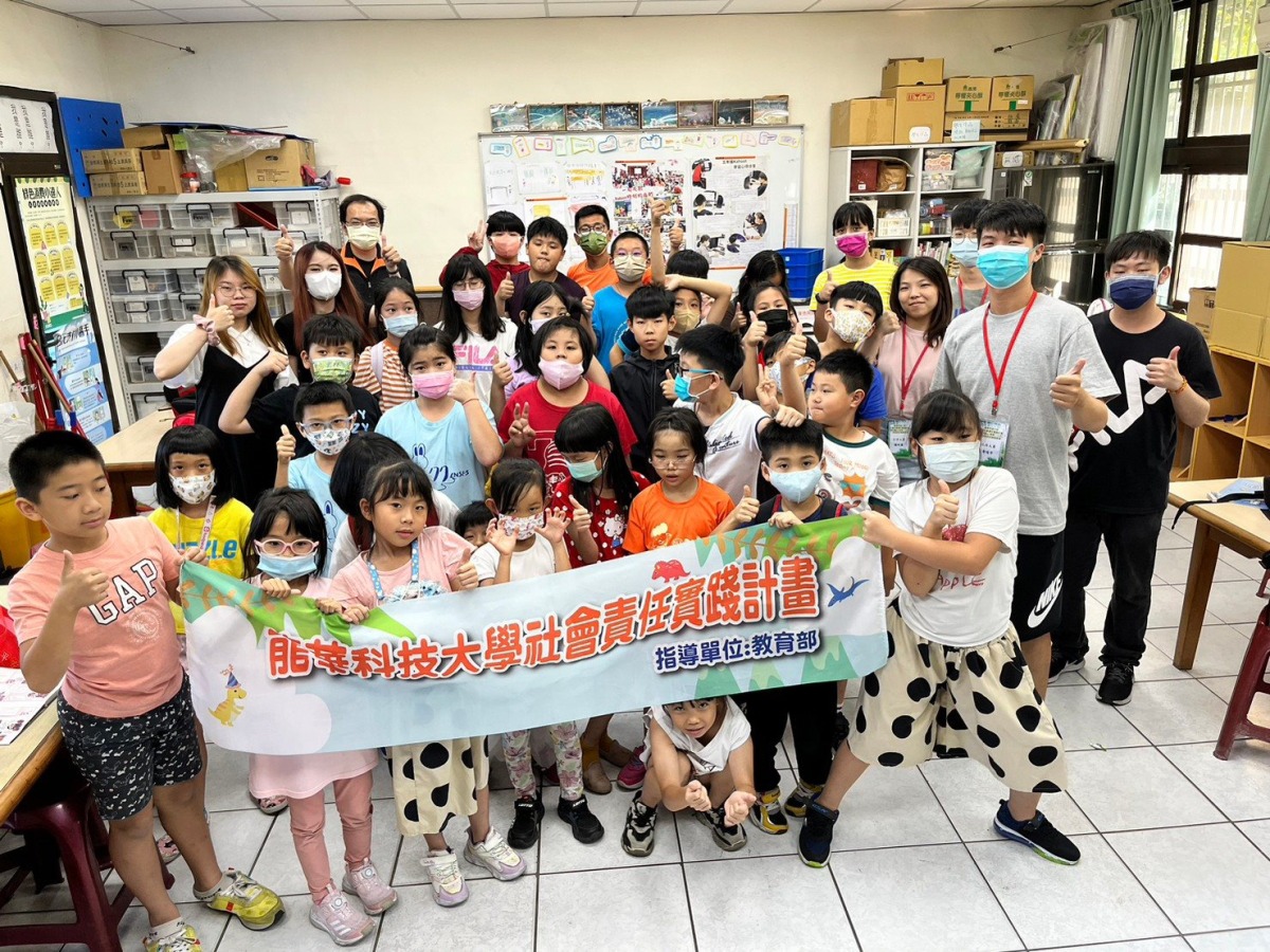 龍華科大資管系前進龍壽國小 拓展學童視野 「資想陪你FUN暑假」 龍華科大夏令營讓學童體驗智能科技 1 0