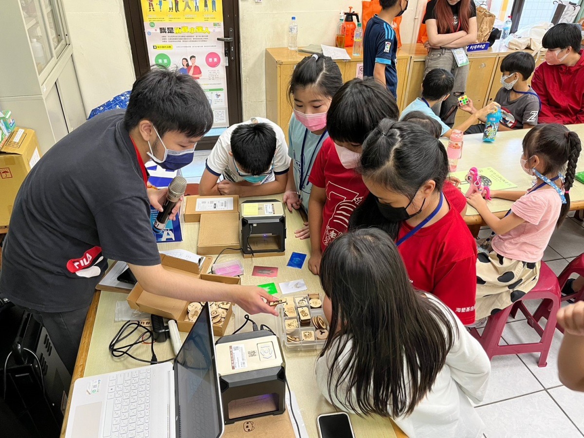 龍華科大資管系前進龍壽國小 拓展學童視野 「資想陪你FUN暑假」 龍華科大夏令營讓學童體驗智能科技 3 0