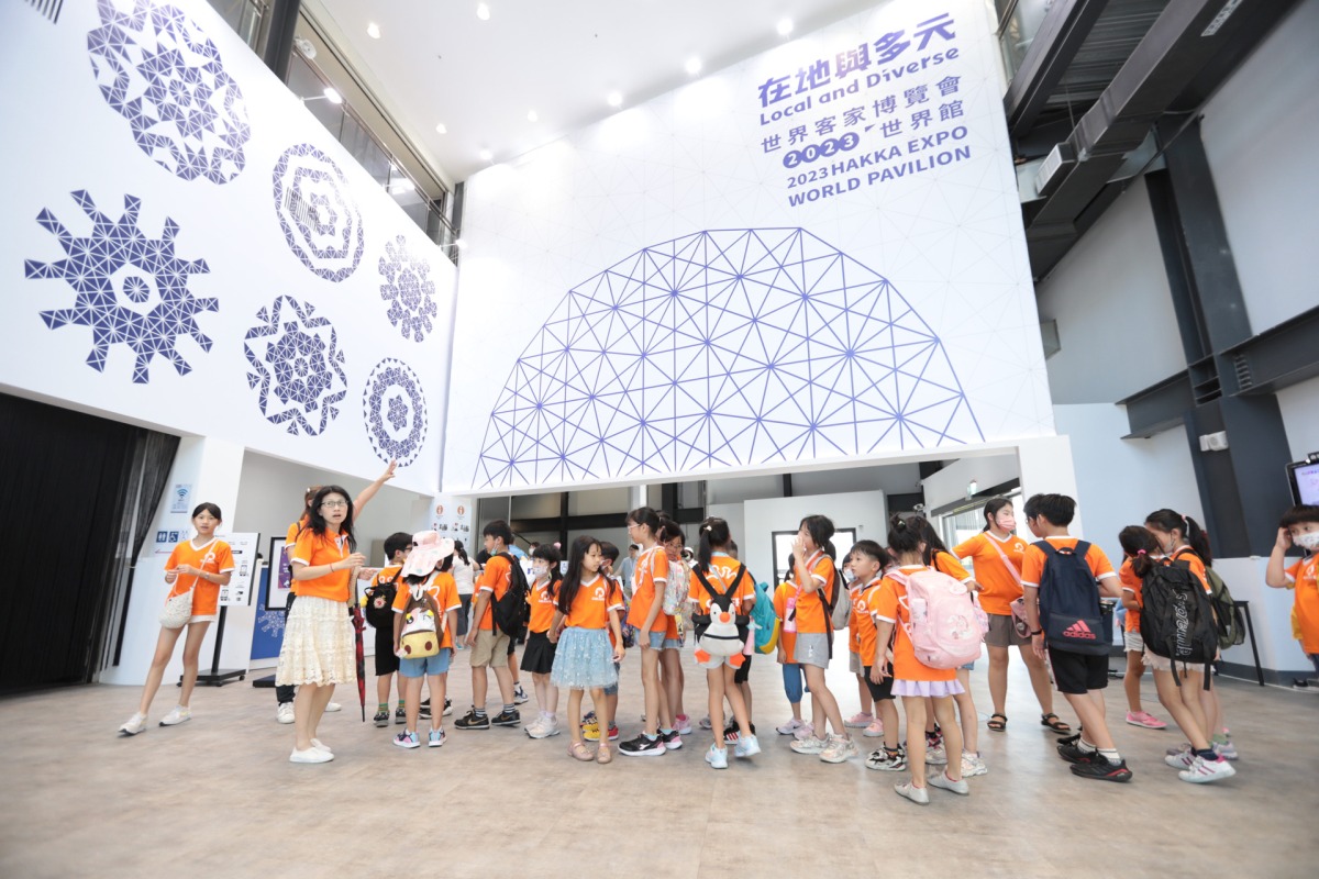 世客博好吃好逛又好買 每晚上演精彩光雕秀 世客博007 0
