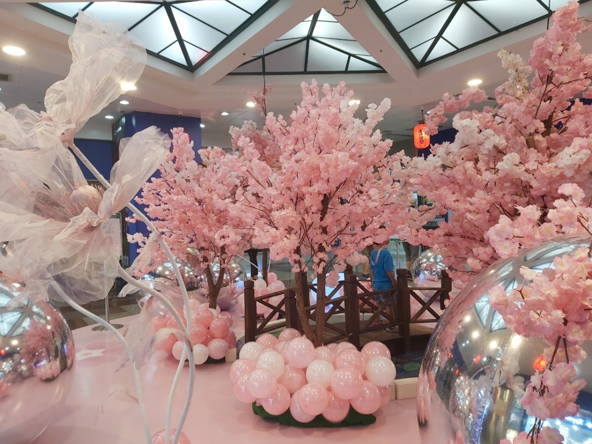 台北地下街今年在6號廣場櫻之秘鏡打造夢幻氛圍，於浴衣祭活動當天拍照打卡送特製小禮，布景展至8月底。圖／台北地下街提供 1