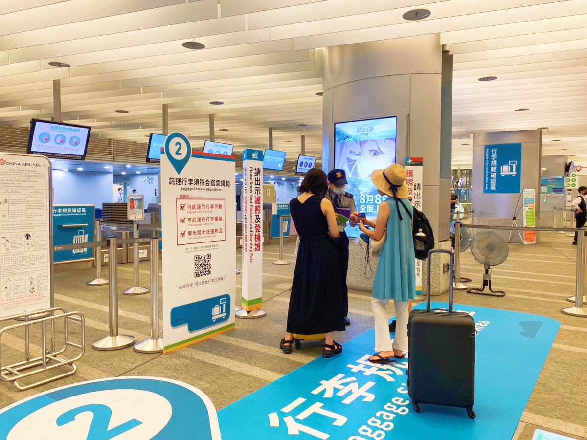 圖1：桃園機場市區預辦登機空間改造再升級，旅客可透過高彩度且活潑的地貼大色塊，依指引完成報到託運作業。