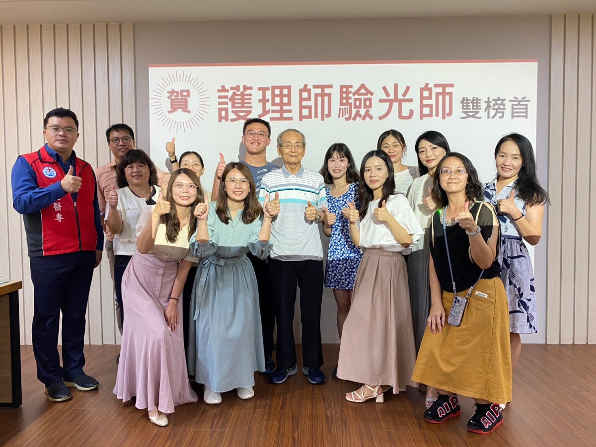 圖說1：新生醫專護理師、驗光師雙榜首，師生喜洋洋。圖：新生醫專提供