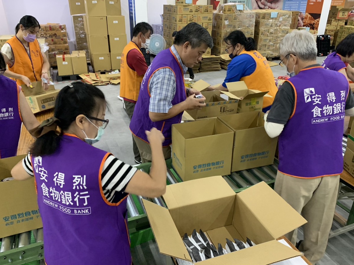 圖說：安得烈啟動即時援助，與志工隊一起包裝安心食物箱送往南投。 0 0