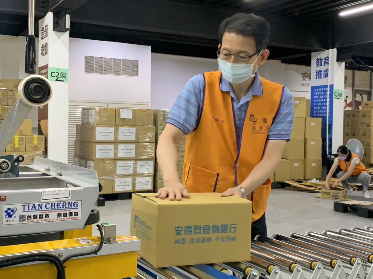圖說：安得烈慈善協會羅紹和執行長與志工朋友們一起包裝安心食物箱。 0 0