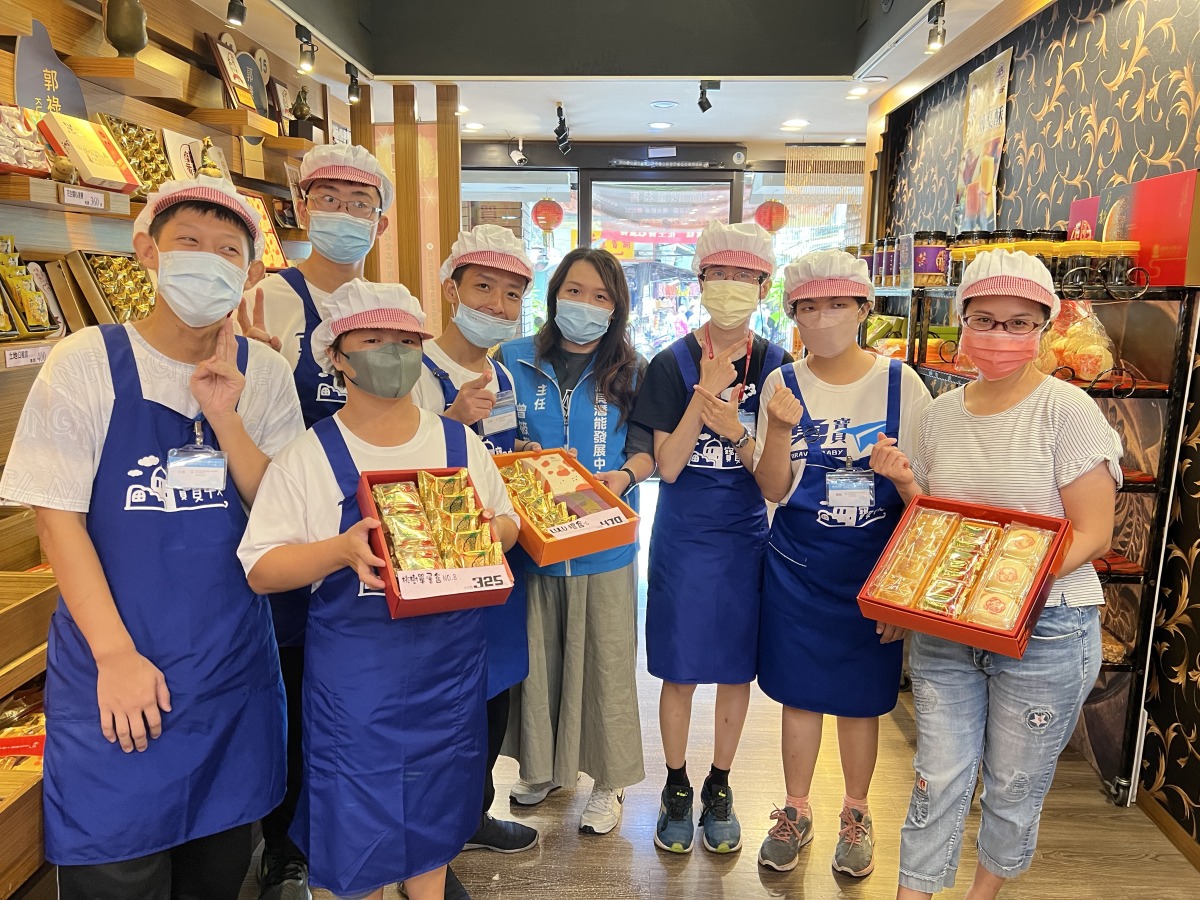 寶貝潛能發展中心推中秋禮盒 所得挹注身障學習經費 大合照 0 1