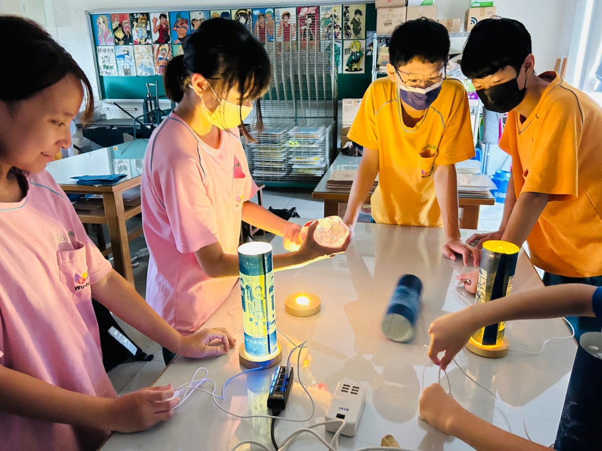 根據參訪過程對客家意象的觀察，加入自我觀點繪製並製作成藍晒燈。