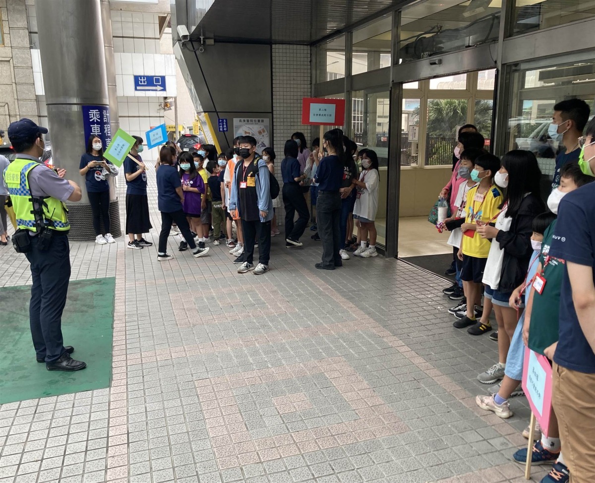 林口長庚拒菸夏令營熱情登場 守護學童健康 照片5警衛向小朋友說明醫院等無菸場所之禁止吸菸規定。 0