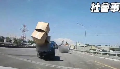 【有片】扯!貨車路中噴紙箱險砸後車 警將開罰 紙箱 e1692164354464