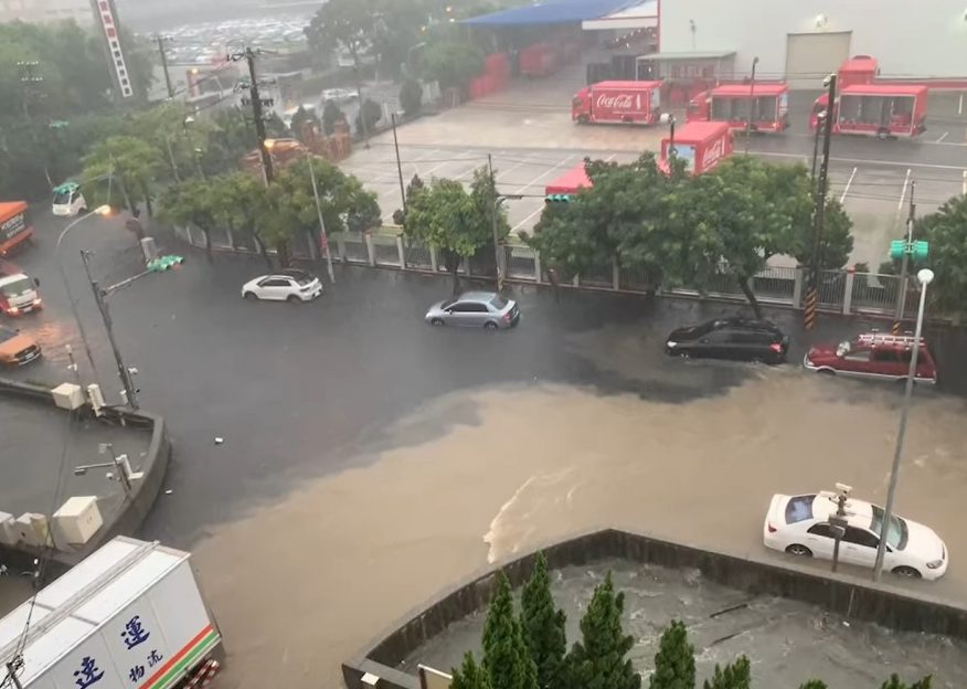 大雷雨狂炸 台鐵「桃園=鶯歌」淹水停駛 螢幕擷取畫面 1007 e1691658229460