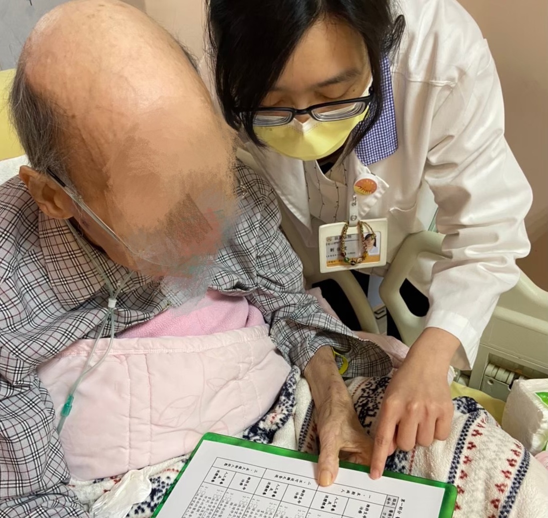 北榮桃分院安寧團隊見這紙條 守護爺爺15年前許下的心願 高齡新聞稿 照片 ok3 0
