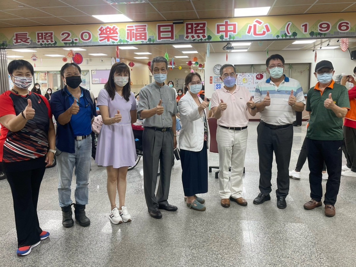 龍華科大前進樂生療養院 邀長輩運動促進健康 龍華科大邀企業善盡社會責任 樂齡極球與樂生院民歡喜來運動 3