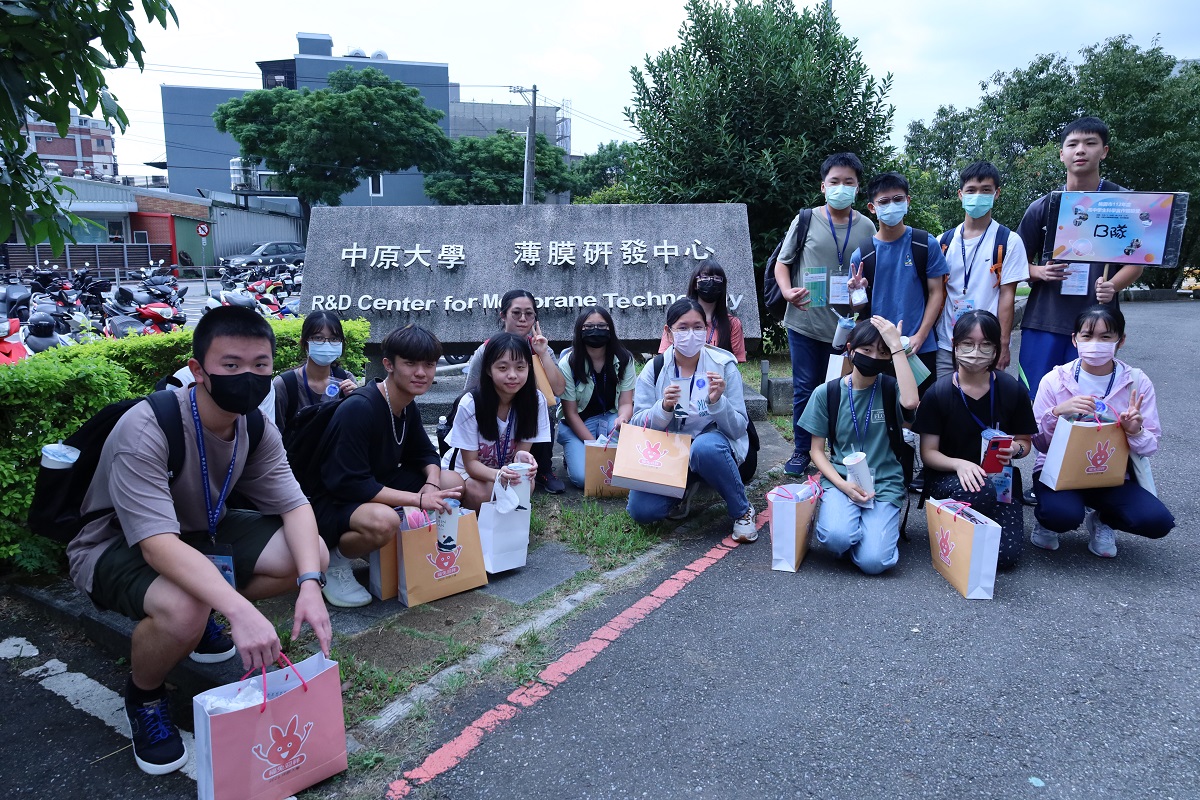 01 中原大學攜手桃園教育局舉辦科學實作營，學子收穫滿載。 0