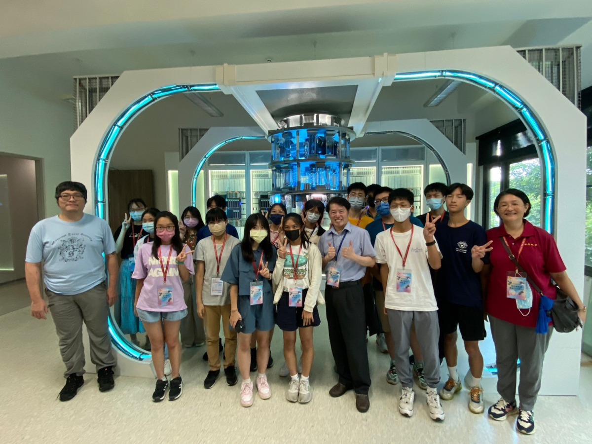 03 中原大學特別安排參觀量子科幻影集現場的道具佈景，既新奇又興奮。 0