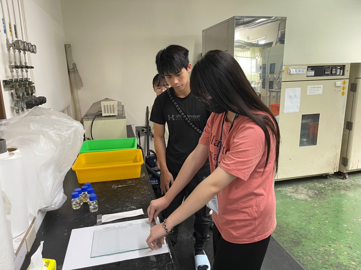 06 高中生親自將聚碸高分子溶液，以刮刀刮製300 μm厚的薄膜，實作體驗平板薄膜的製備。