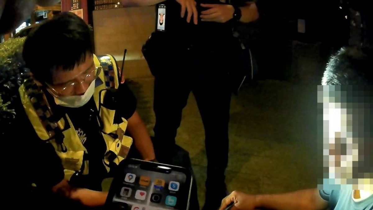 通緝男見警察躲廟前花台 露出馬腳被當場活逮