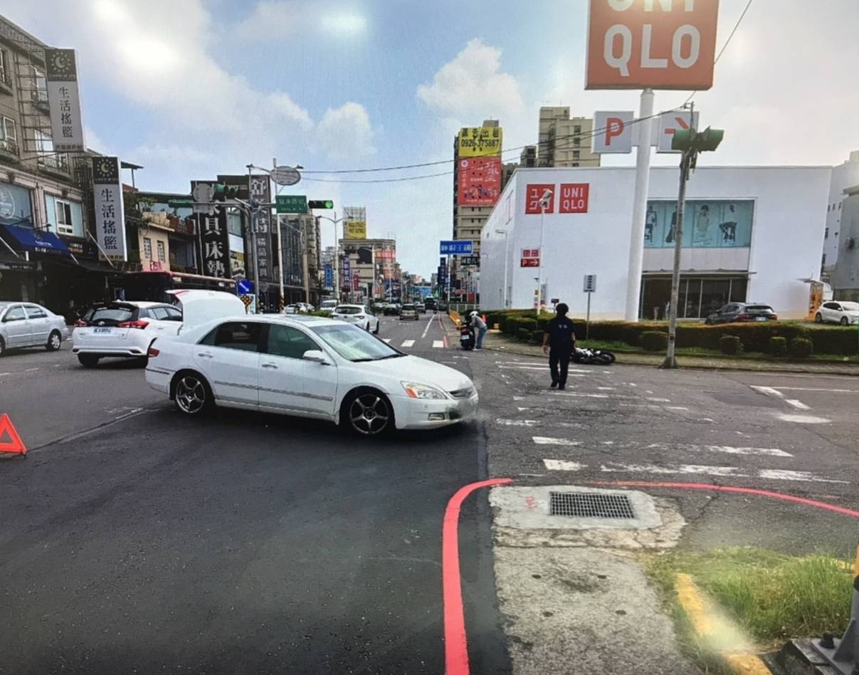 【有片】疑未禮讓直行車!雙載騎士遭撞噴飛