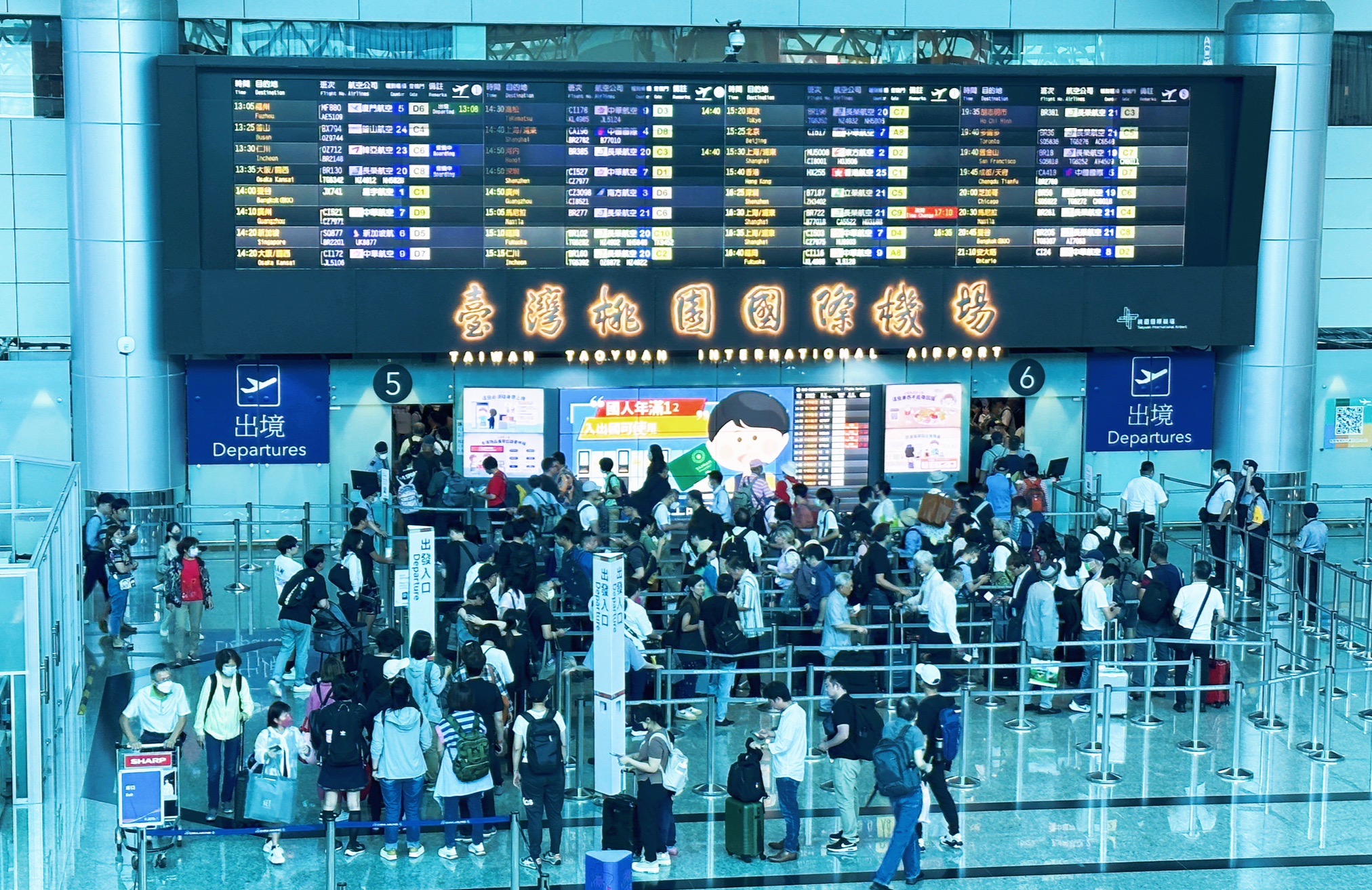 1中秋佳節及雙十國慶連續假期即將到來，桃園國際機場疏運時間從9月28日至10月11日，共14天，預估總運量將逾162萬人次。 1