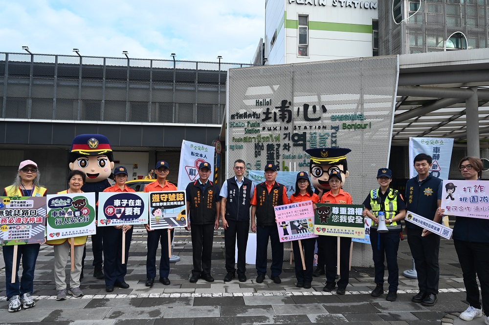 楊梅警火車站前加強宣導 降低行人交通事故