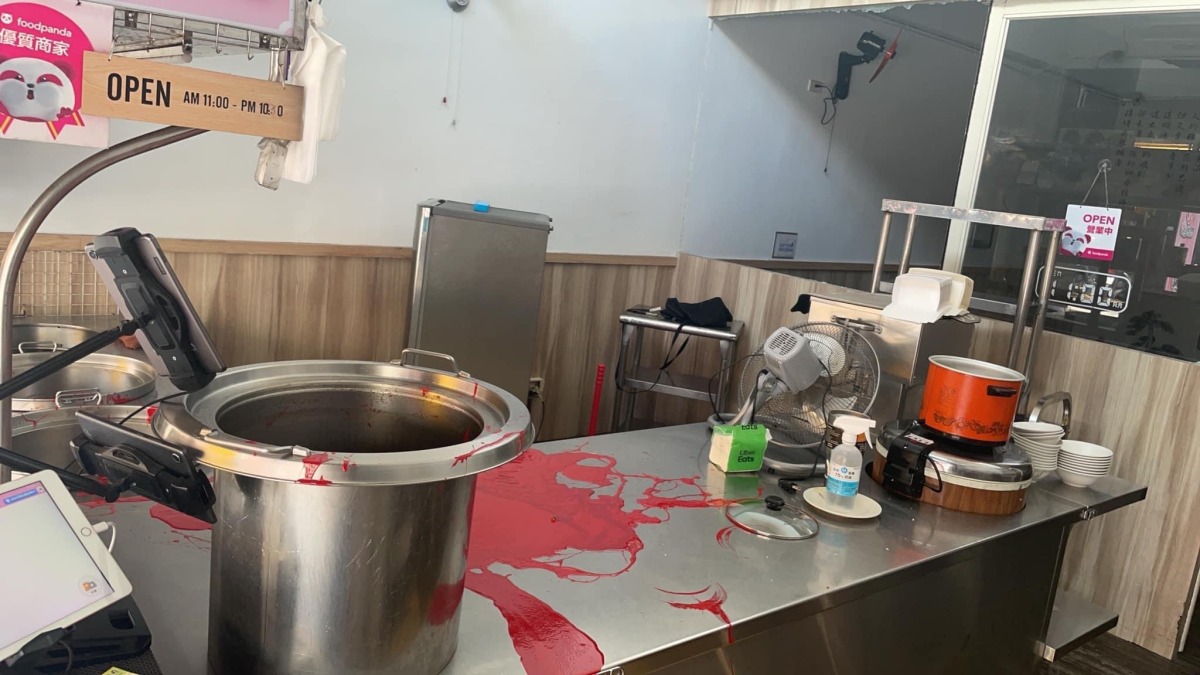 【有片】小吃店深夜遭潑紅漆 闆娘無助喊:治安怎麼了?
