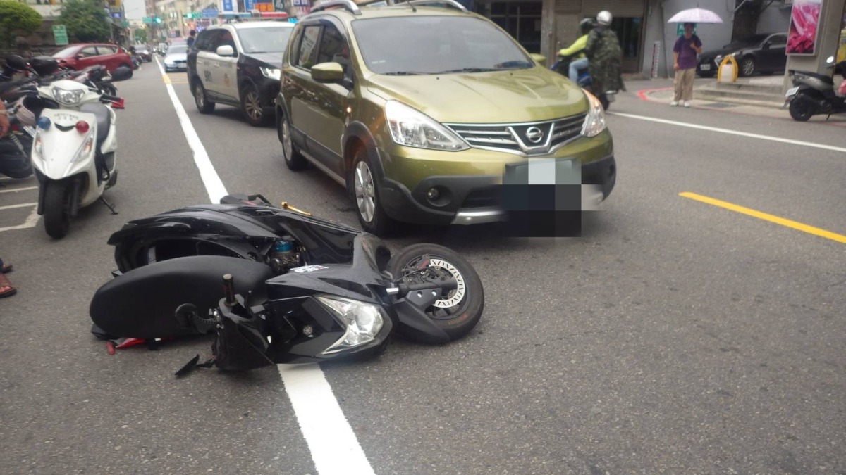 【有片】八德女學生穿越馬路遭撞 騎士閃避不及雙雙倒地