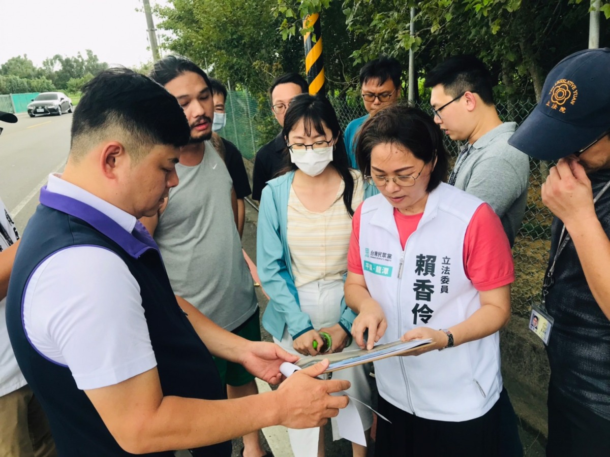 賴香伶指平鎮福龍路缺乏行人空間 會勘人員竟跌進水溝