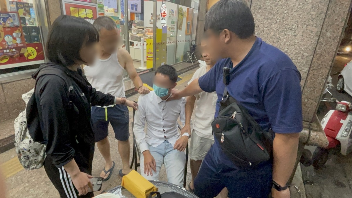 【有片】喬裝穿汗衫夾腳拖藏人群 壢警逮回詐騙集團車手