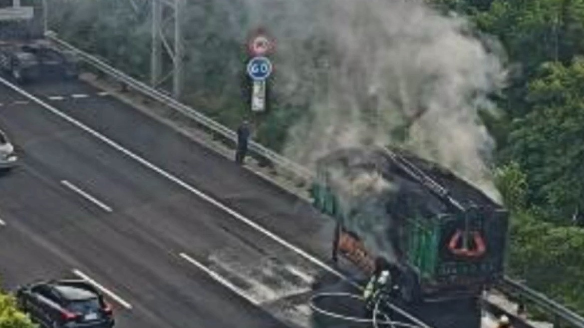 半聯結車行進中冒煙 國1南向中壢段回堵6公里