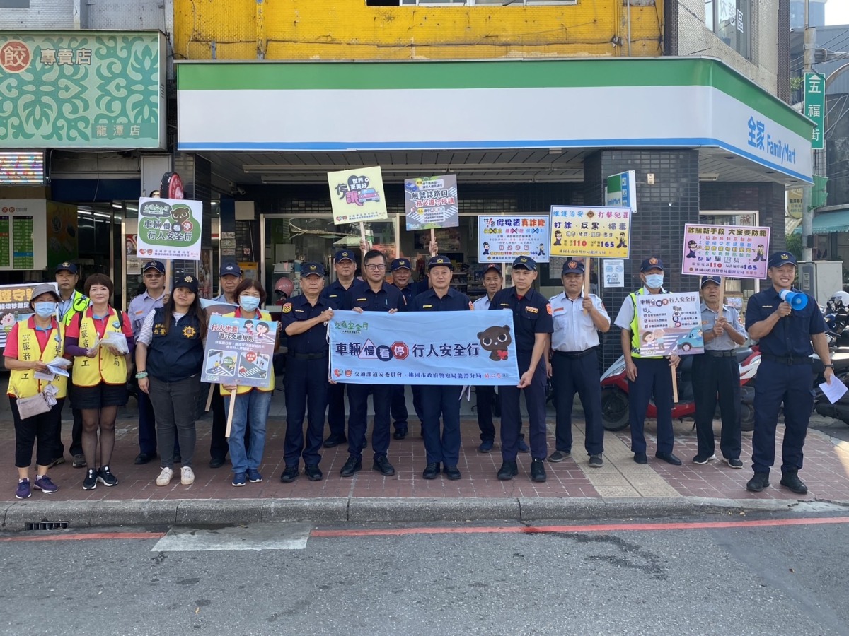 防制交通事故 龍警前進市場舉牌宣導
