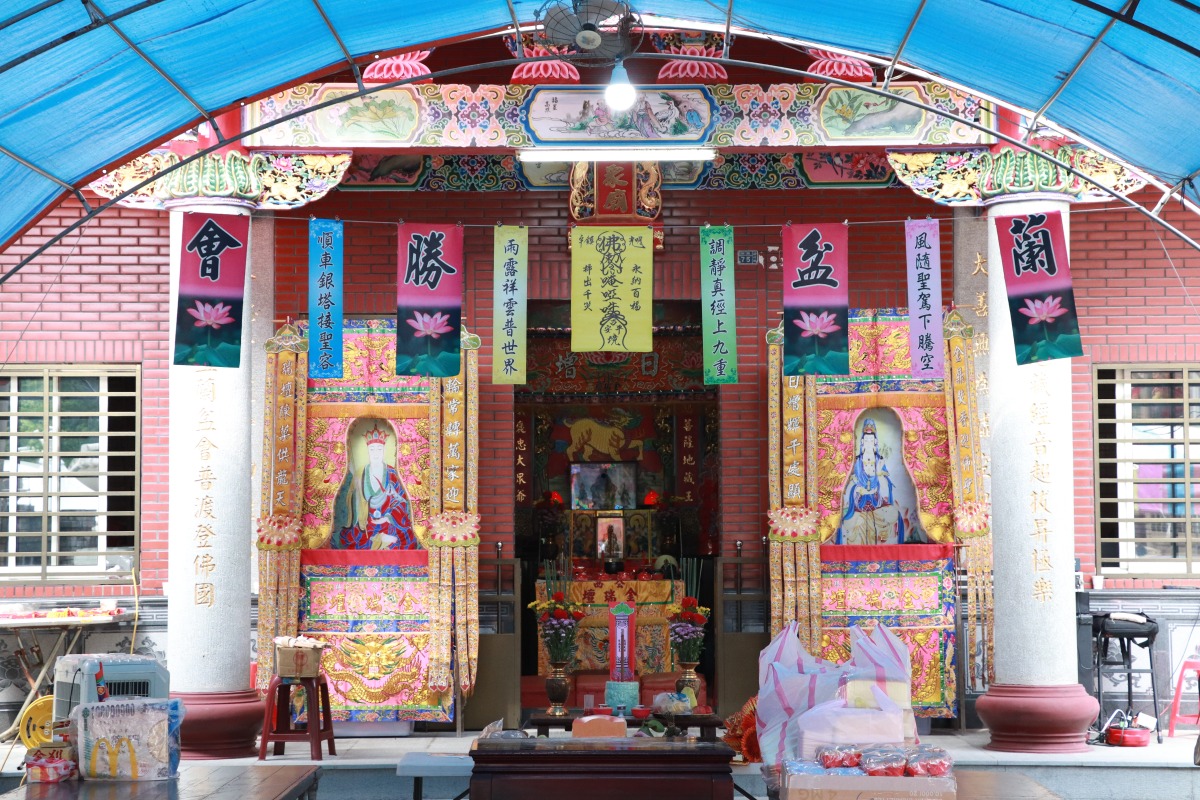 百年歷史南崁大眾廟普渡法會 民眾虔誠準備供品參與