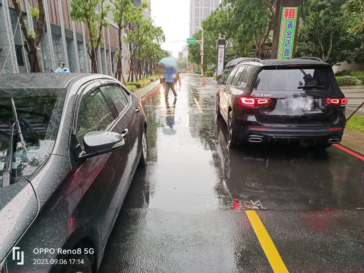 【有片】嚇!5歲男童突衝下車 遭對向車閃避不及撞上