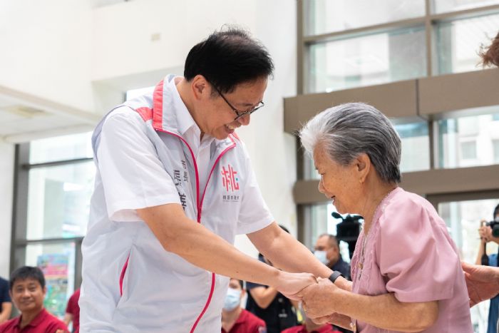 無私奉獻 李黃香女士捐贈2輛救護車 傳遞愛與正能量