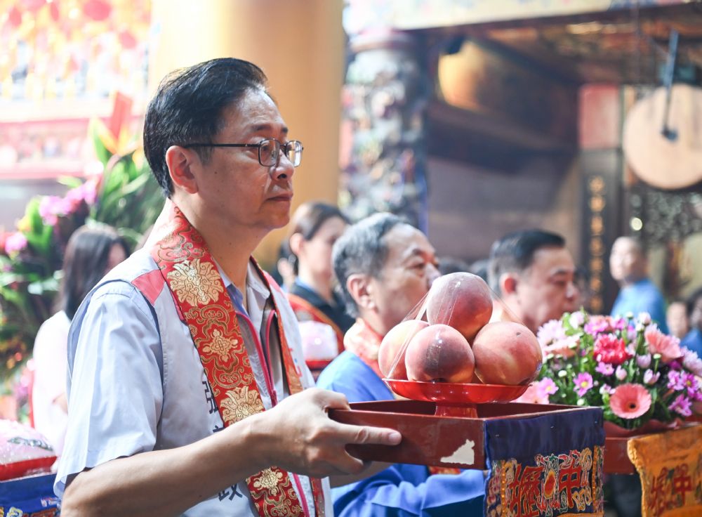 張善政贈匾中壢慈惠堂 祈求母娘庇佑桃園 2023921332 40 1