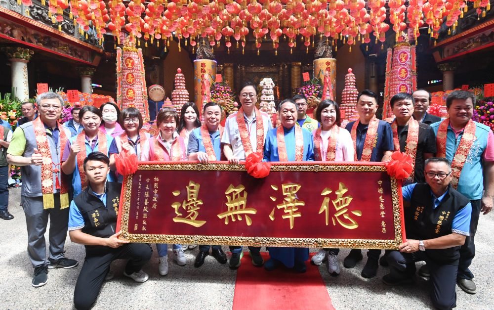 張善政贈匾中壢慈惠堂 祈求母娘庇佑桃園 2023921333 4 4