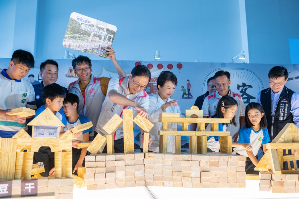 盧秀燕率團參訪世客博 張善政肯定台中館亮眼特色 2023981951 50 1